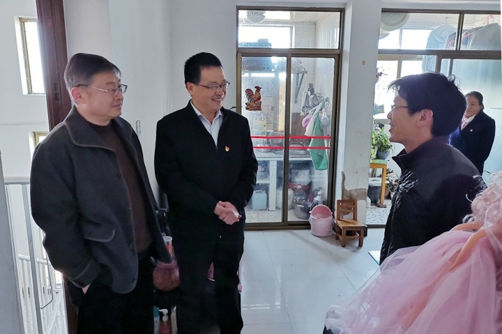 迎新春送温暖 集团党委委员、副总经理张镭一行到曲煤焦化公司慰问困难职工