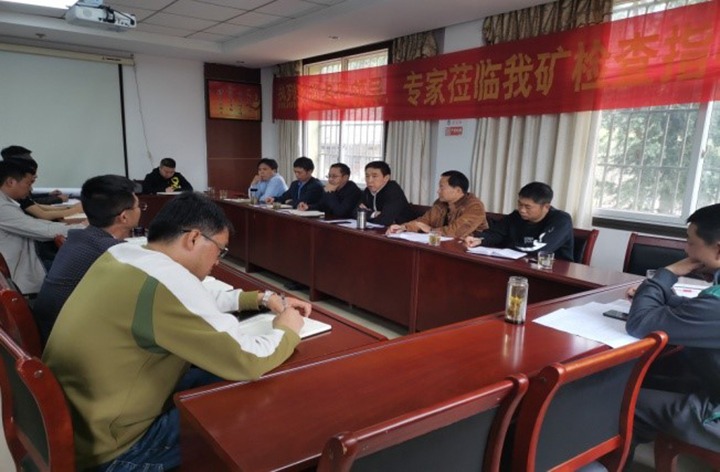 集团党委副书记、工会主席王鑫一行到四角地煤矿开展安全生产大排查