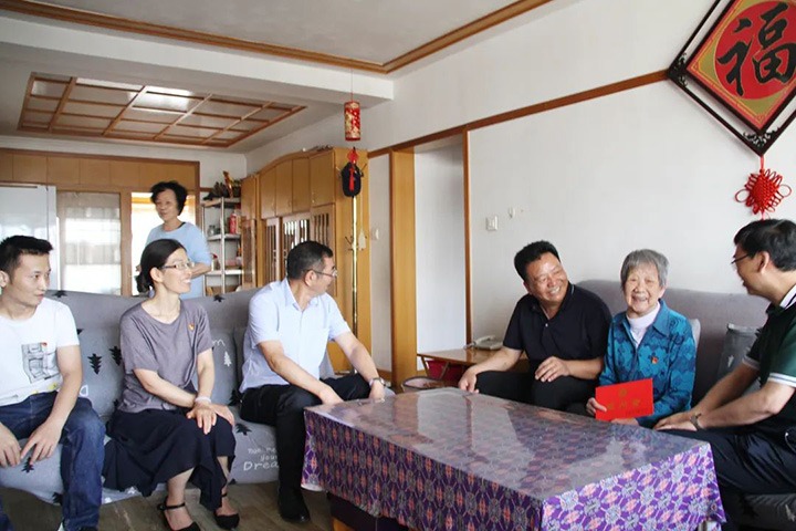 龙8头号玩家(国际)官方网站（煤化）集团党委副书记、总经理高建嵩到恒通煤业公司走访慰问老党员