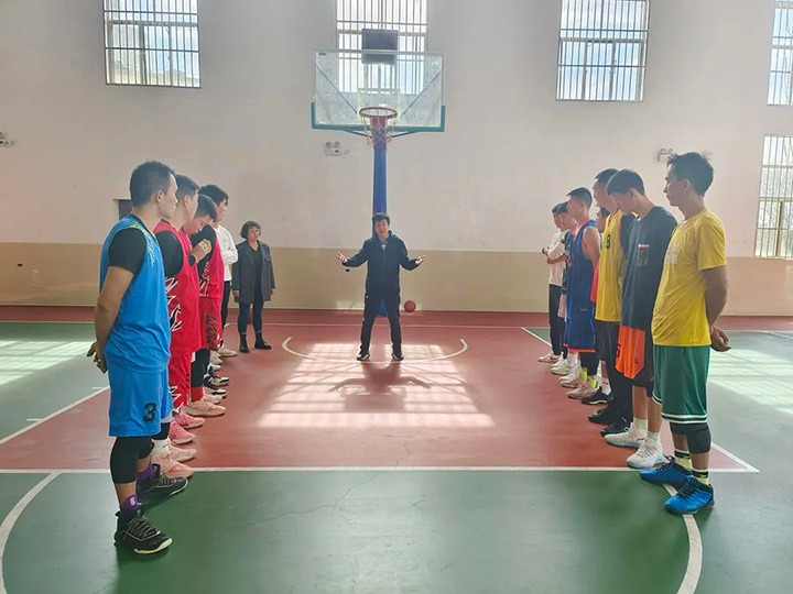 龙8头号玩家(国际)官方网站（煤化）集团享受省管企业副职待遇领导张武生到后所煤矿看望备战省运会的集团男子篮球集训队