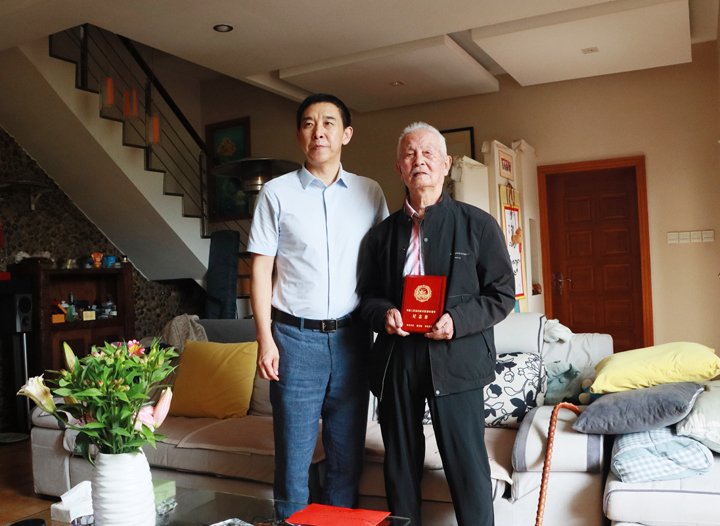 龙8头号玩家(国际)官方网站集团为抗战老兵发放“中国人民抗日战争胜利80周年纪念章”